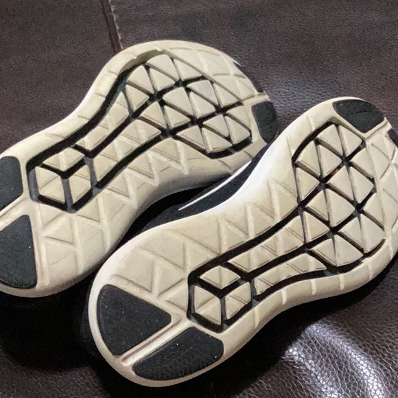 Nike flex sneaker in black. - Picture 2 of 4